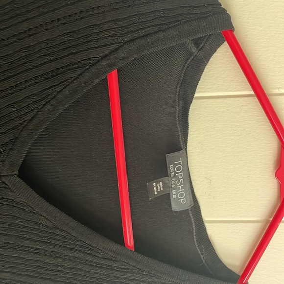 Cute shirt with sweet little details. - Picture 3 of 3